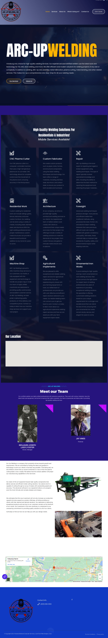 Arc-Up Welding homepage showcasing services and contact information.